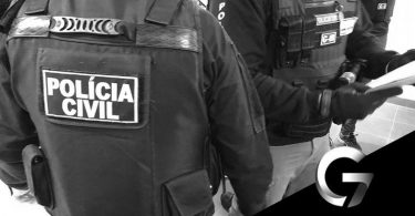 policiais usando colete escrito Polícia Civil