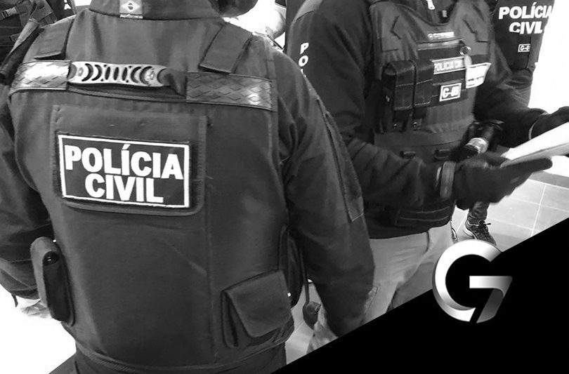 policiais usando colete escrito Polícia Civil