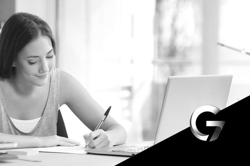 imagem de uma mulher estudando com um notebook em cima de mesa